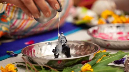 जन्माष्टमी पर पंचामृत &mdash; भगवान कृष्ण का प्रिय अभिषेक