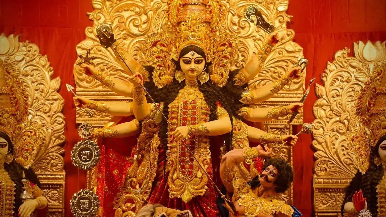 क्या इस बार मां दुर्गा ला रही हैं 'विशेष संकेत'? शारदीय नवरात्रि 2025 में होंगे 10 दिन &mdash; जानिए क्यों!