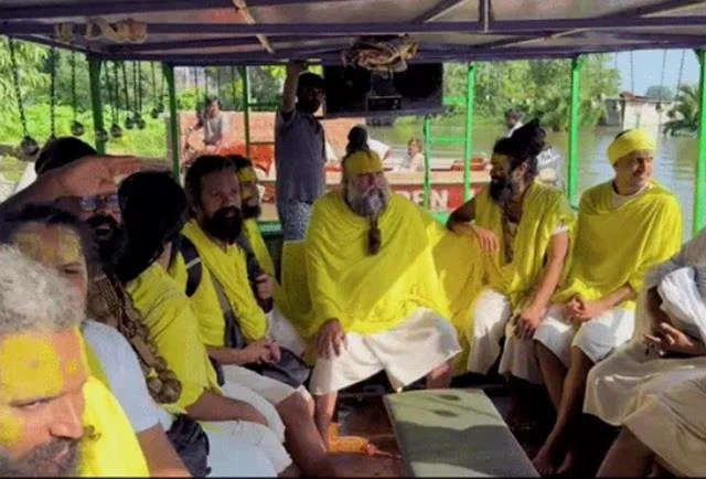   वृंदावन में बाढ़ के बीच प्रेमानंद महाराज निकले कुटिया से बाहर, यमुना के रौद्र रूप को देख कही चौंकाने वाली बात!