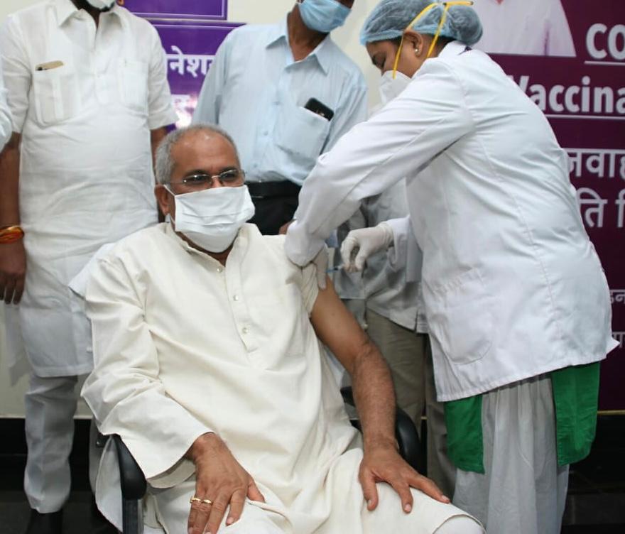 मुख्यमंत्री श्री भूपेश बघेल ने कोरोना से बचाव के लिए टीका की दूसरी डोज लगवाई  प्रदेशवासियों से टीका लगवाने और कोविड एप्रोप्रियेट बिहेवियर का पालन करने की अपील की