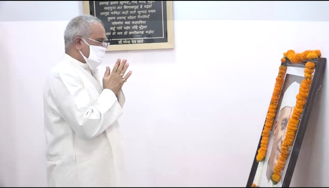 मुख्यमंत्री ने पंडित नेहरू की पुण्यतिथि पर उनके चित्र पर माल्यार्पण कर उन्हें नमन किया