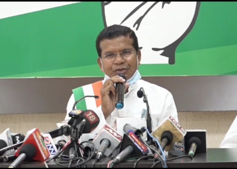 छत्तीसगढ़ कांग्रेस के प्रदेश अध्यक्ष मोहन मरकाम ने बढ़ती महंगाई पर केन्द्र की मोदी सरकार पर हमला बोला है।