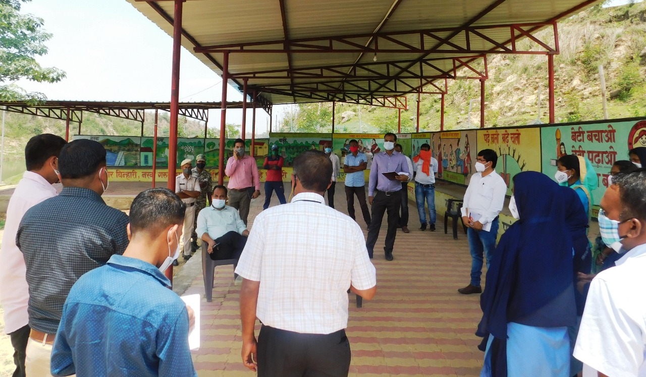 लेक्टर श्री गौरव कुमार सिंह ने आयुर्वेदिक स्पेशलाईज्ड थेरेपी सेंटर में चल रहे मेडिसीन किट निर्माण कार्य का निरीक्षण किया