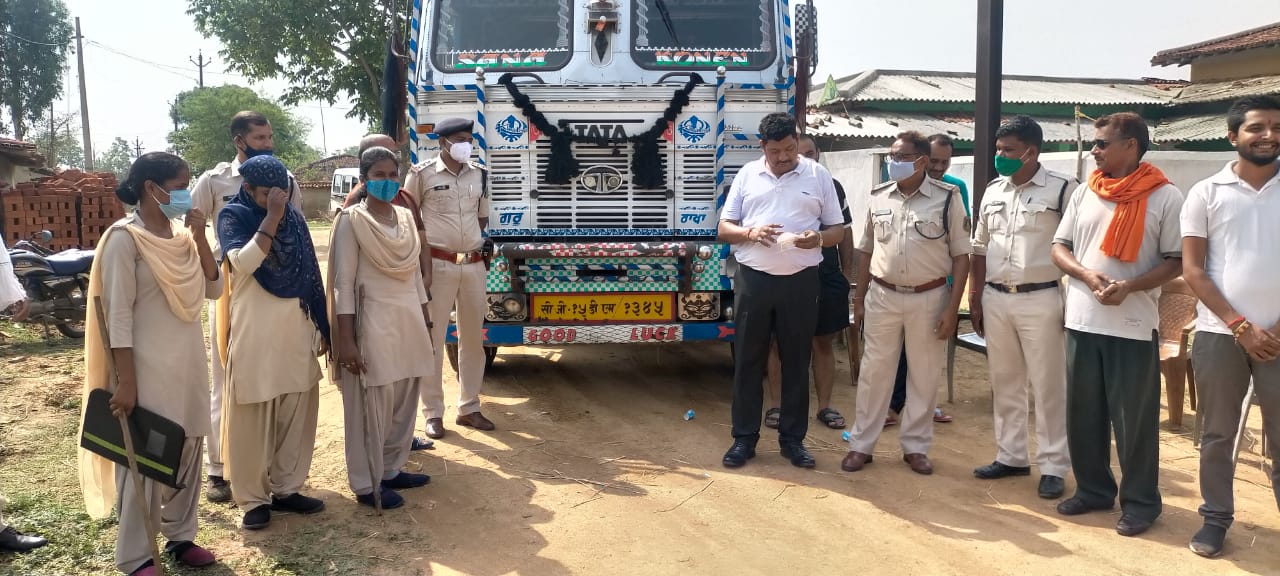 गौ तस्करों के द्वारा   बूचड़खाना ले जा रहे मवेशियों से भरा ट्रक अब पुलिस के कब्जे में,