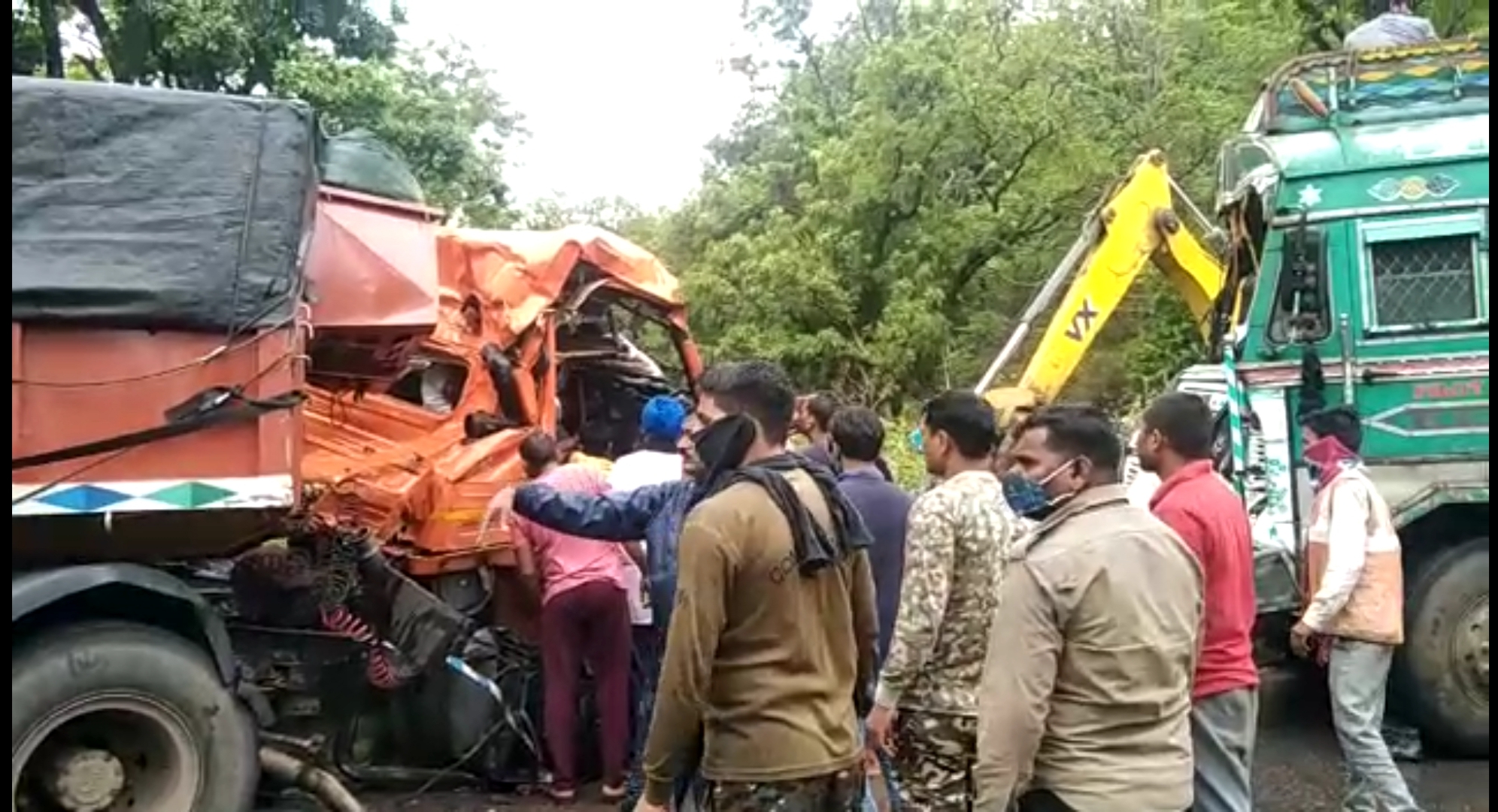 चील्फ़ी घाटी में ट्रक और ट्रेलर के बीच टक्कर अंदर मे फंसे चालक को 2 घण्टो में निकाला गया बाहर।