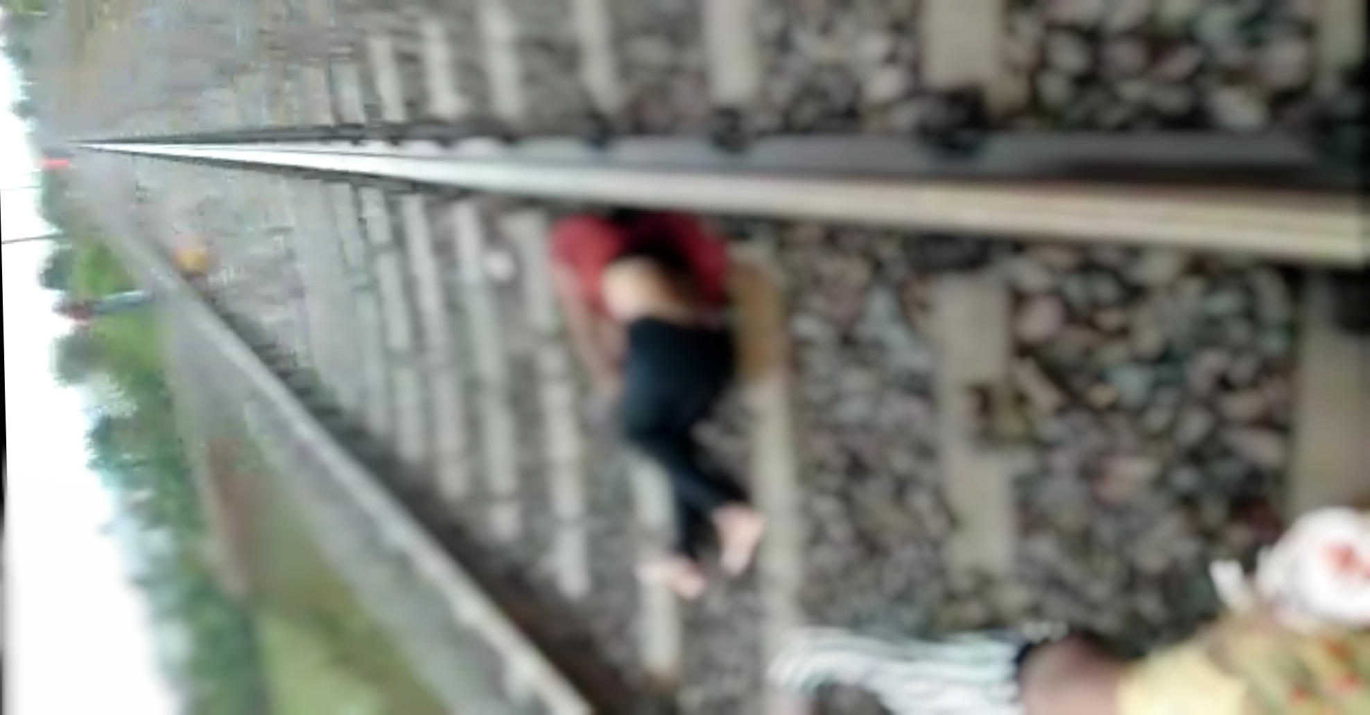 मां ने अपने 5 बेटियों संग चलती ट्रेन से कटकर की खुदकुशी...