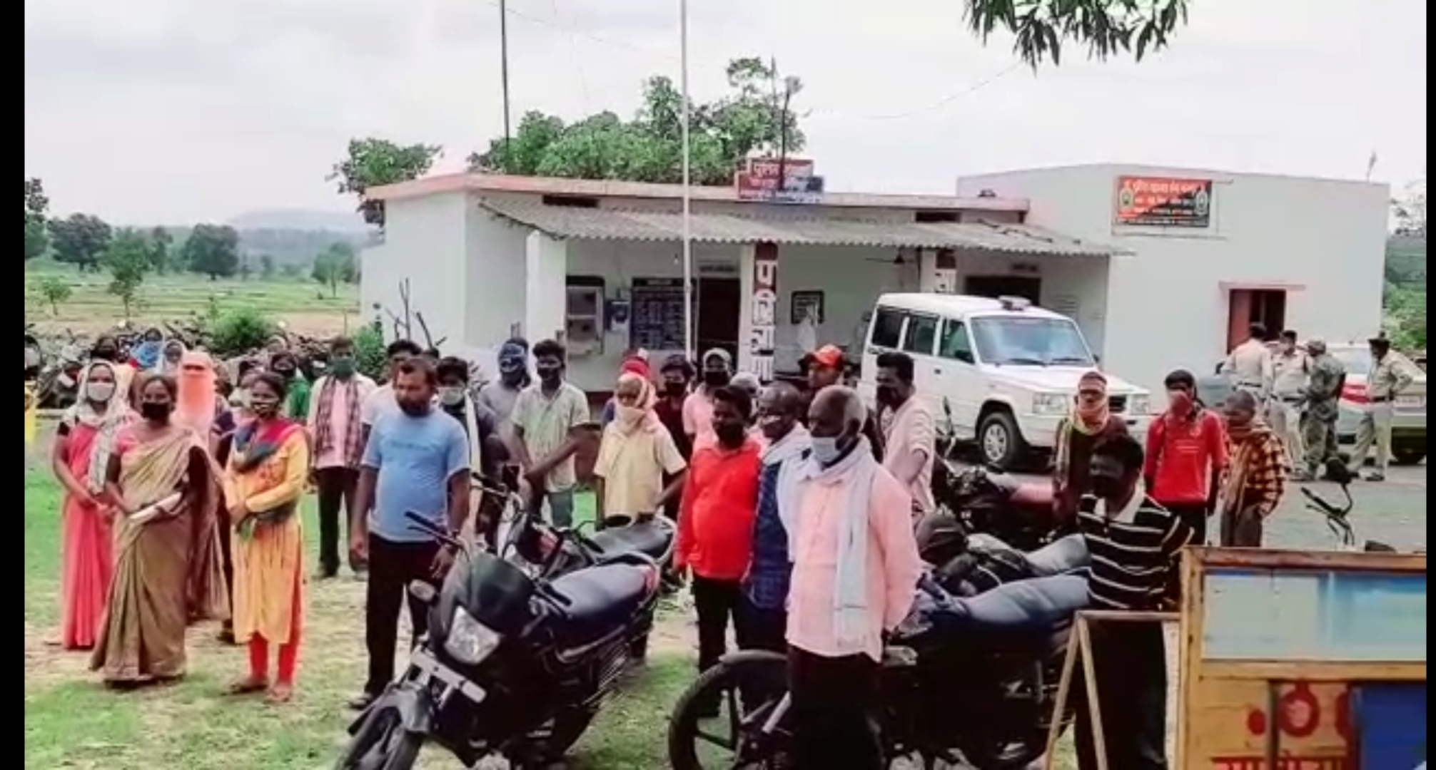 सैकड़ों की संख्या में ग्रामीण पहुंचे पुलिस चौकी..