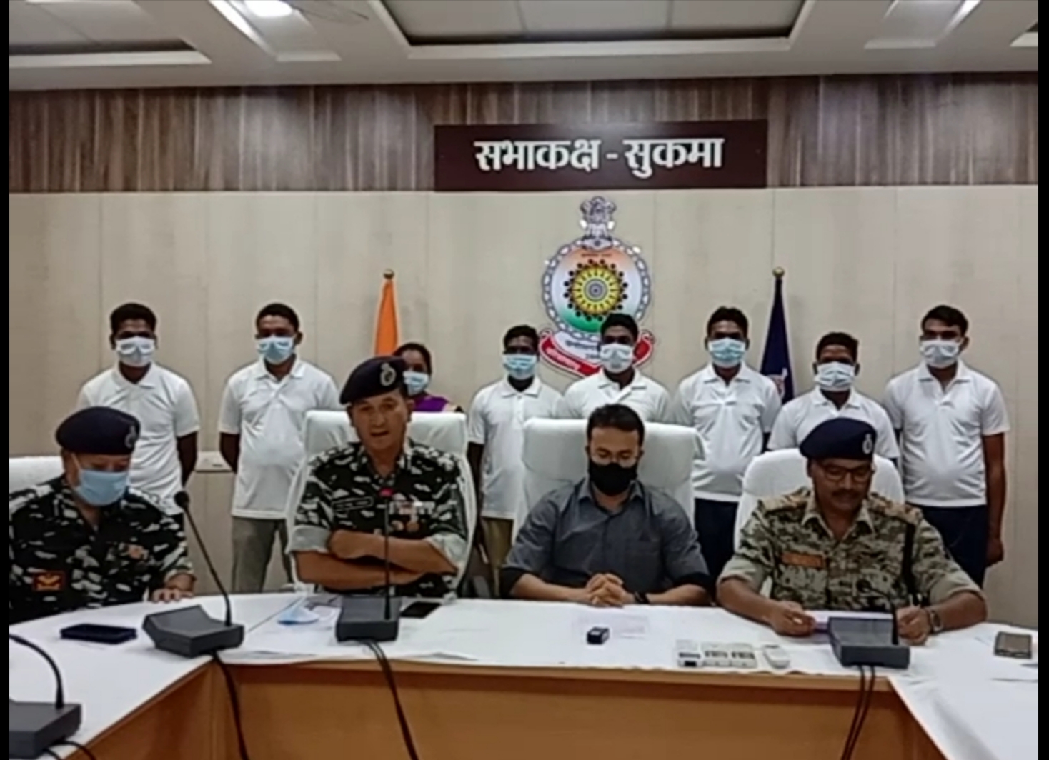  लाल आतंक का साथ छोड़ दो लाख ईनामी सहित आठ नक्सलियों ने आत्मसमर्पण सुकमा जिला में किया है