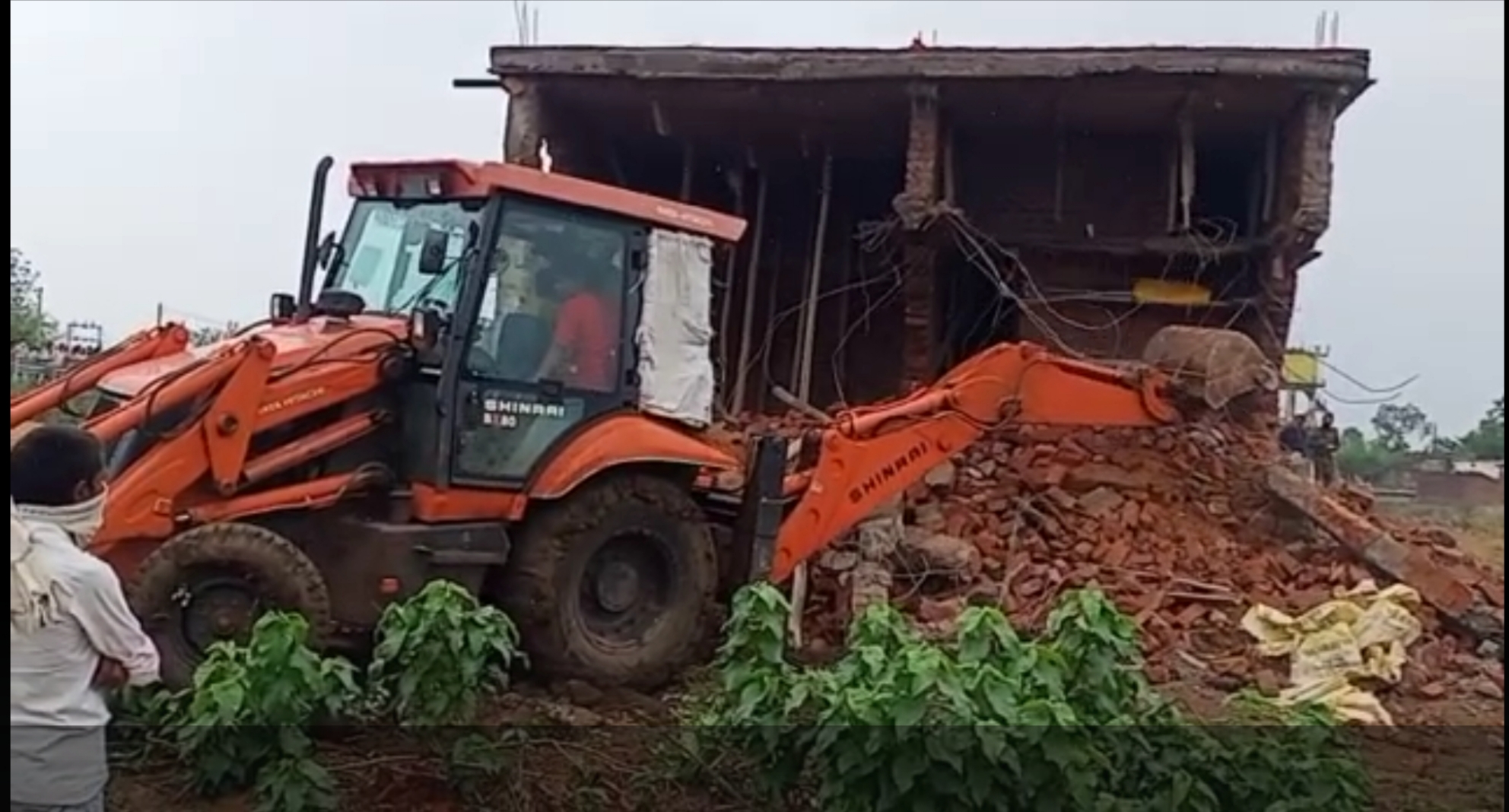 अतिक्रमण पर प्रशासन का चला बुलडोजर