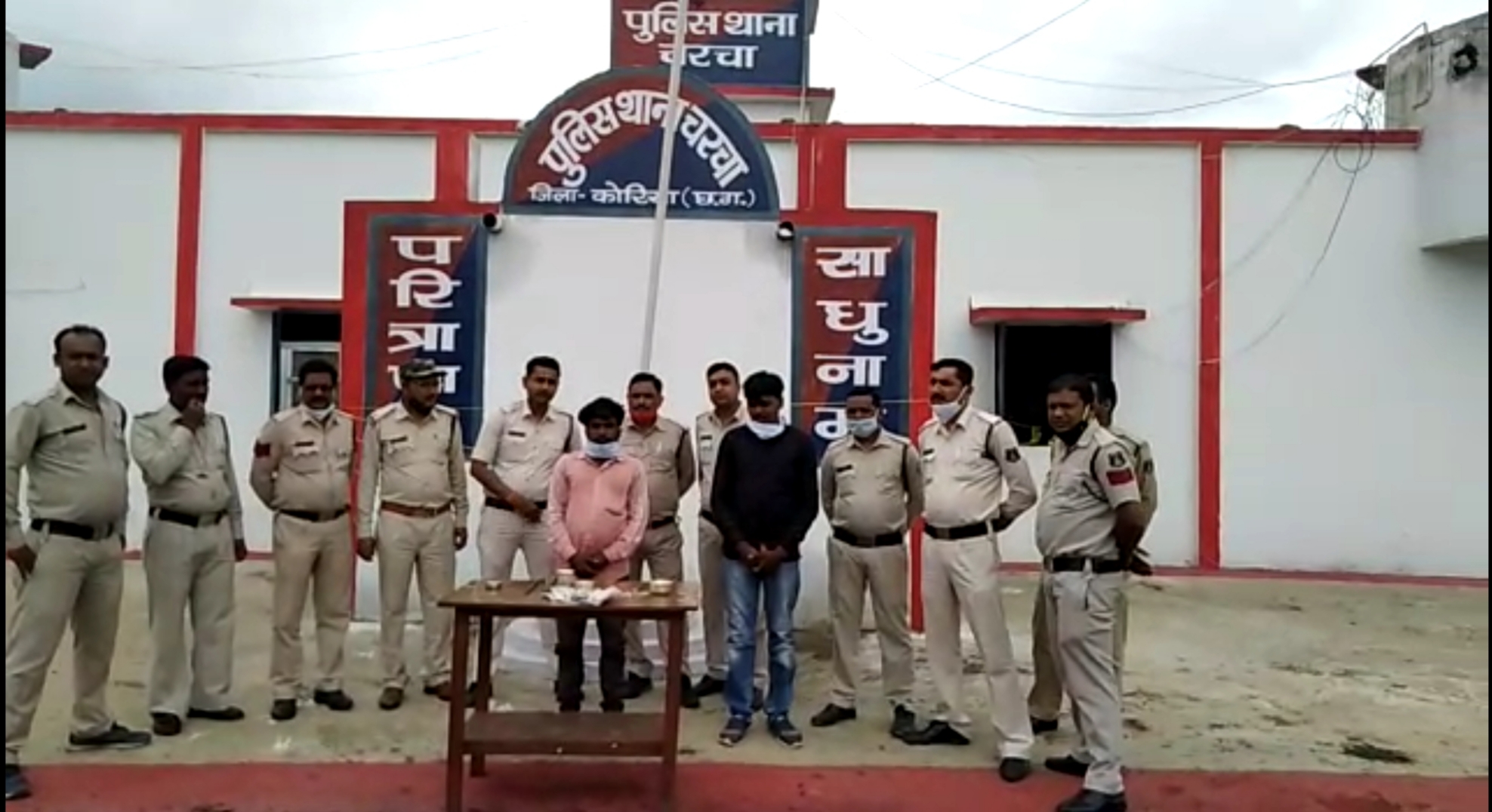 दिनदहाड़े ताला तोड़कर चोरी करने वाले अपराधी चढ़े पुलिस के हत्थे