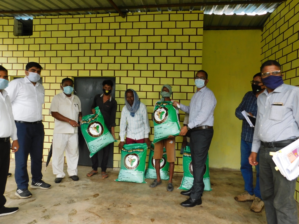 कलेक्टर एवं सीईओ जिला पंचायत ने बहरासी एवं माड़ीसरई के गौठान का किया निरीक्षण