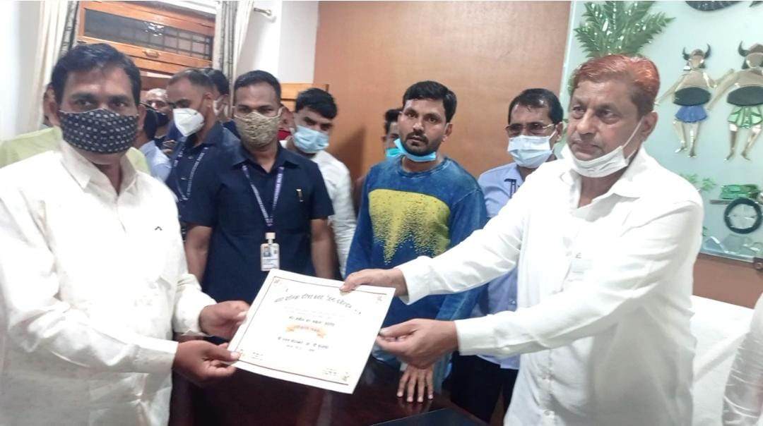 वन मंत्री श्री मोहम्मद अकबर ने मोर जमीन मोर मकान योजना के तहत 33 हितग्राहियों को किया नवीनीकृत पट्टा का वितरण*