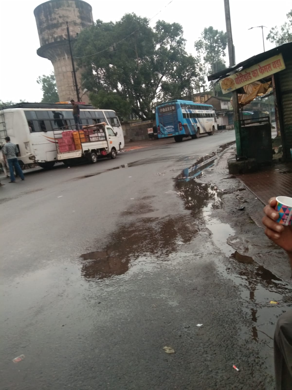 रात्रि बसों की मनमानी से यात्री परेशान, धोखे में रख गंतब्य के नाम से काटा जा रहा टिकट, पलटी देने की कार्यप्रणाली से दो चार होते यात्री