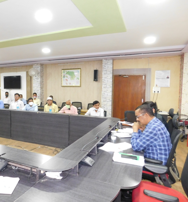 लोक निर्माण विभाग की बैठक में कार्यापालन अभियंता और सभी एसडीओ को कारण बताओ नोटिस, कार्य मे लापरवाही करने वाले ठेकेदारों पर हो कार्यवाही -  धावड़े