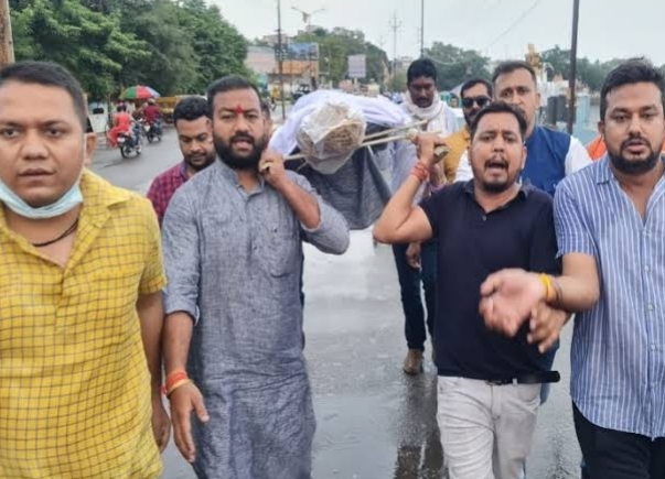 पत्थलगांव अपडेट: पत्थलगांव की घटना के विरोध में भाजयुमो ने  निकाल सरकार का शव यात्रा...पुतला दहन कर किया विरोध प्रदर्शन&hellip;