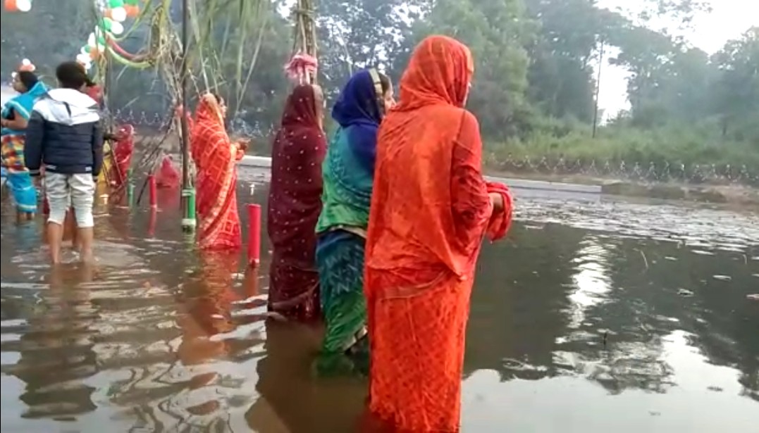 आस्था के महापर्व छठ का समापन, उगते सूर्य को अर्घ्य देने घाटों पर पहुंचे श्रद्धालु