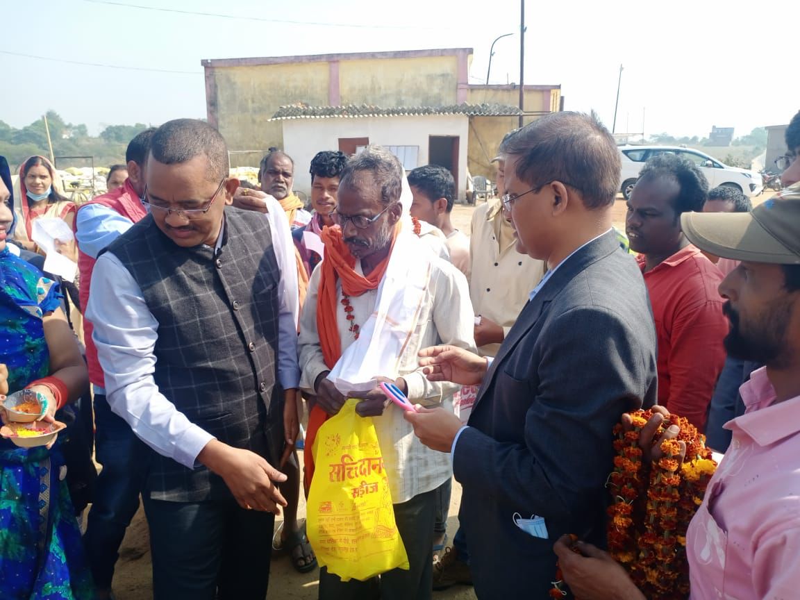 आईजी सरगुजा एवं कलेक्टर पहुंचे धान खरीदी केंद्र, पूजा अर्चना के साथ जिले में शुरू हुई धान खरीदी, टोकन कटाने वाले किसान धान लेकर सहकारी समितियों में पहुंचे&rsquo;