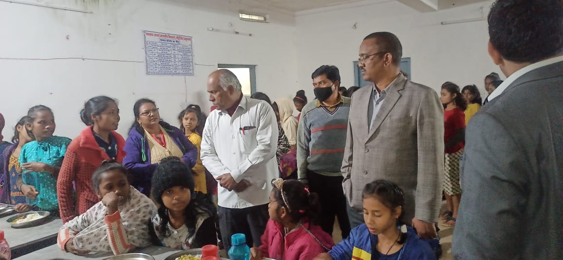 कल देर शाम एकलव्य स्कूल खड़गवां पहुँचे कलेक्टर-सीईओ, बच्चों के रात्रि भोजन व्यवस्था का किया आकस्मिक निरीक्षण&rsquo;