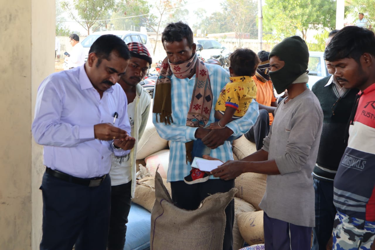 जिले के प्रभारी सचिव एस. प्रकाश ने किया धान खरीदी केंद्रों का निरीक्षण, दिये आवश्यक निर्देश