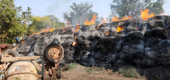 छत्तीसगढ़ : बिजली विभाग की बड़ी लापरवाही शॉर्ट सर्किट से 20 एकड़ खेत का खलिहान हुआ जलकर खाक&hellip;.