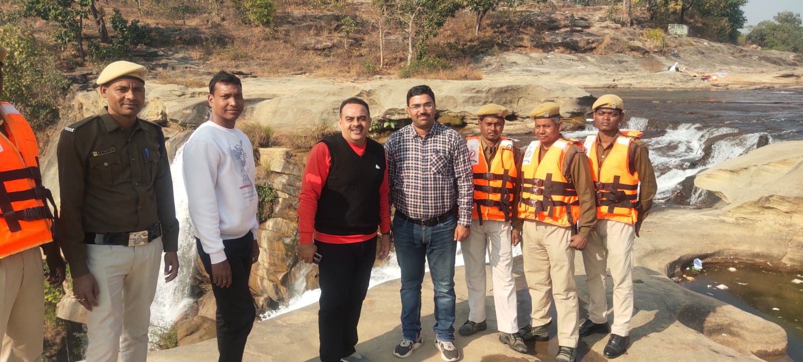 संभागीय सेनानी राजेश पाण्डेय ने जिले के पिकनिक स्पॉट का भ्रमण कर लिया सुरक्षा उपायों का जायजा          