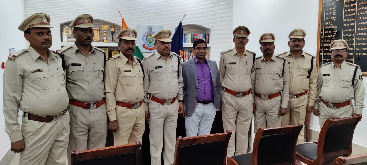 प्रधान आरक्षक से सहायक उपनिरीक्षक बने 8 अधिकारियों को स्टार लगा कर पुलिस अधीक्षक ने किया पदोन्नत