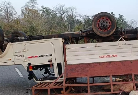 छत्तीसगढ़ : मजदूरों से भरी पिकअप पलटने से 2 महिलाओं की मौके पर ही मौत...18 से ज्यादा लोग घायल... 