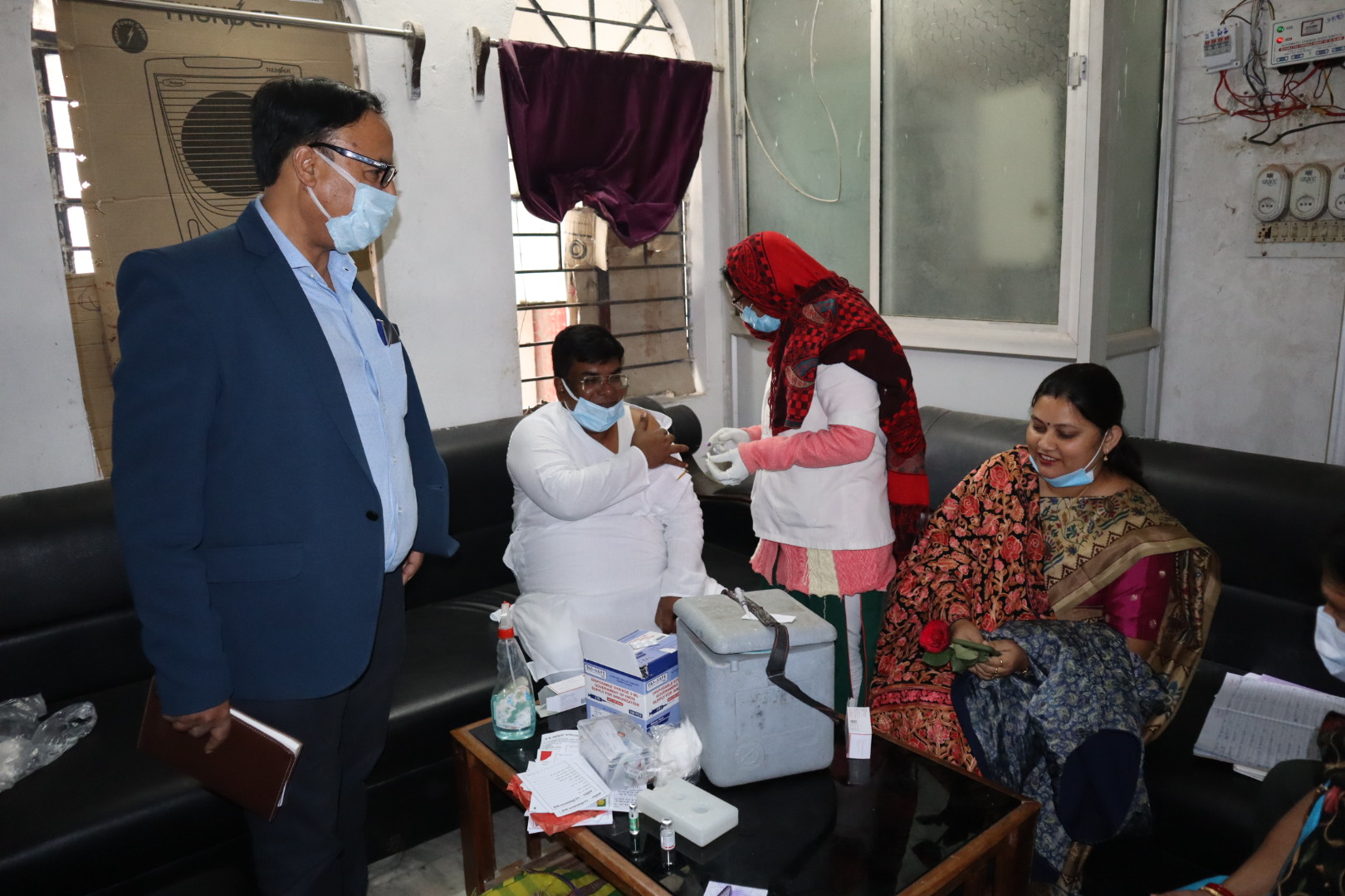 जिले में कोविड 19 के प्रीकॉशन डोज़ लगाए जाने की हुई शुरुआत मनेंद्रगढ़ विधायक, महापौर, एवं अपर कलेक्टर, संयुक्त कलेक्टर सहित अधिकारियों कर्मचारियों ने लगवाया टीका