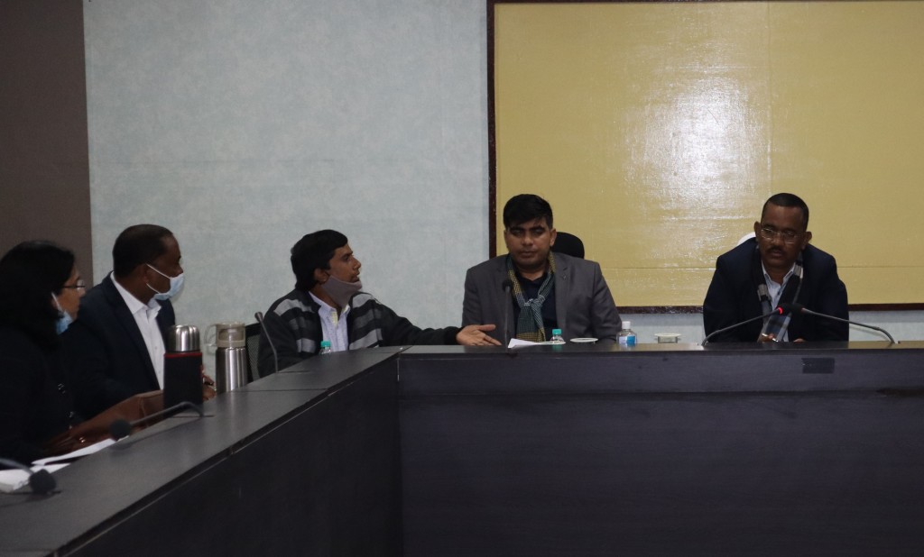 कलेक्टर  धावड़े द्वारा नायब तहसीलदार मनेन्द्रगढ़  विभोर यादव को अनाधिकृत रूप से अनुपस्थित रहने पर कारण बताओ नोटिस जारी