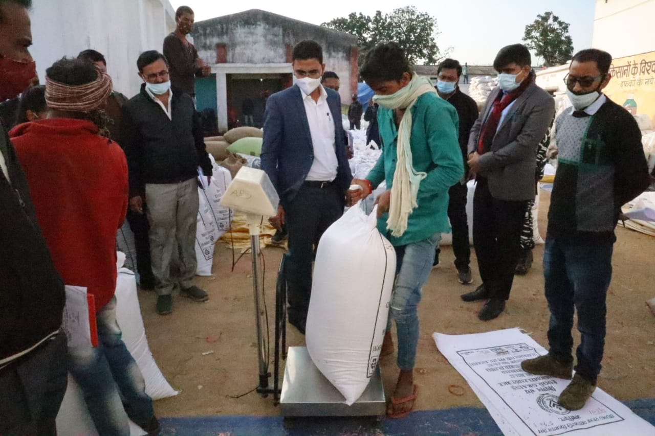 कलेक्टर  कुलदीप शर्मा ने पदभार ग्रहण करते ही जिला चिकित्सालय और धानखरीदी केंद्रों का किया निरीक्षण