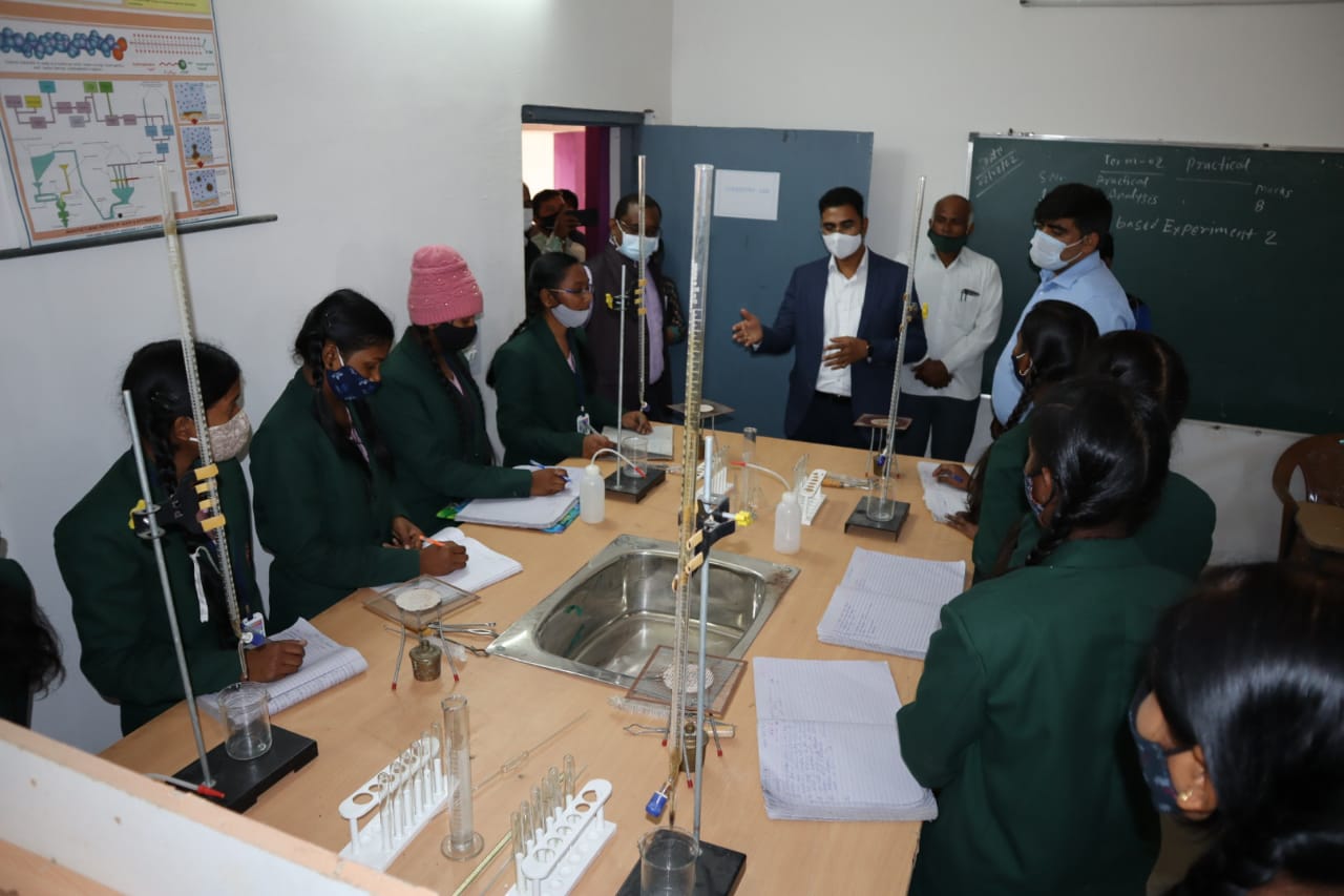 एकलव्य विद्यालय के सातवीं कक्षा के अजय और दिशा से कलेक्टर शर्मा हुए इम्प्रेस, अजय ने धाराप्रवाह पढ़ी अंग्रेजी तो दिशा ने सुलझाया गुणा का गणित