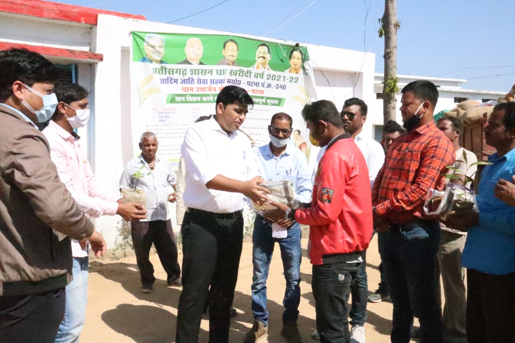 धान खरीदी के अंतिम दिन उपार्जन केंद्रों में किसानों को शाल, श्रीफल और पौधे भेंट कर कलेक्टर शर्मा के मार्गदर्शन में प्रशासनिक टीम ने किया सम्मानित