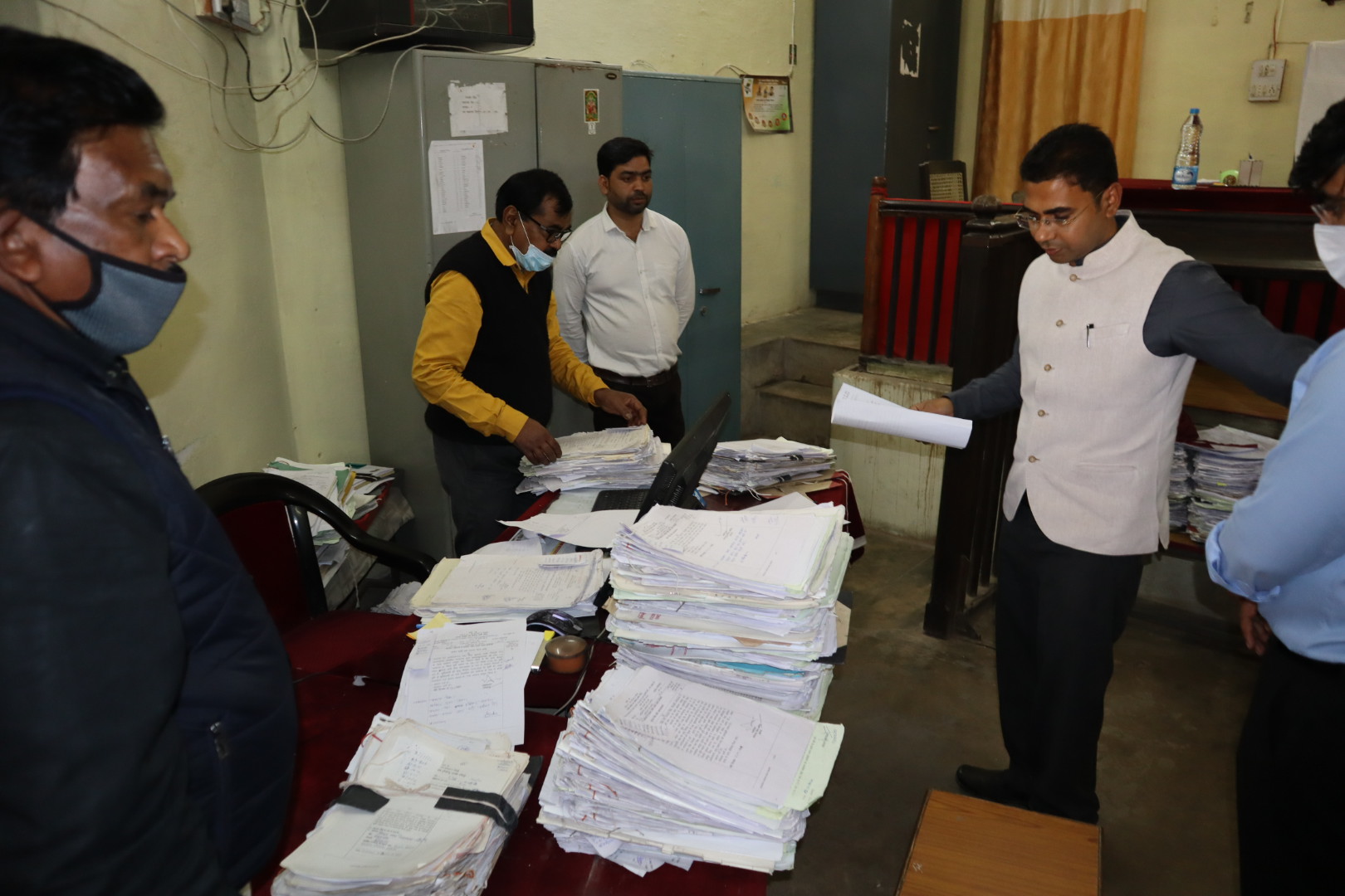 औचक निरीक्षण में 1169 प्रकरण मिले लंबित, फौती नामांतरण के एक प्रकरण पर आठ बार पेशी, कलेक्टर ने लगाई फटकार, &rsquo;कार्य मे लापरवाही पर रीडर को नोटिस