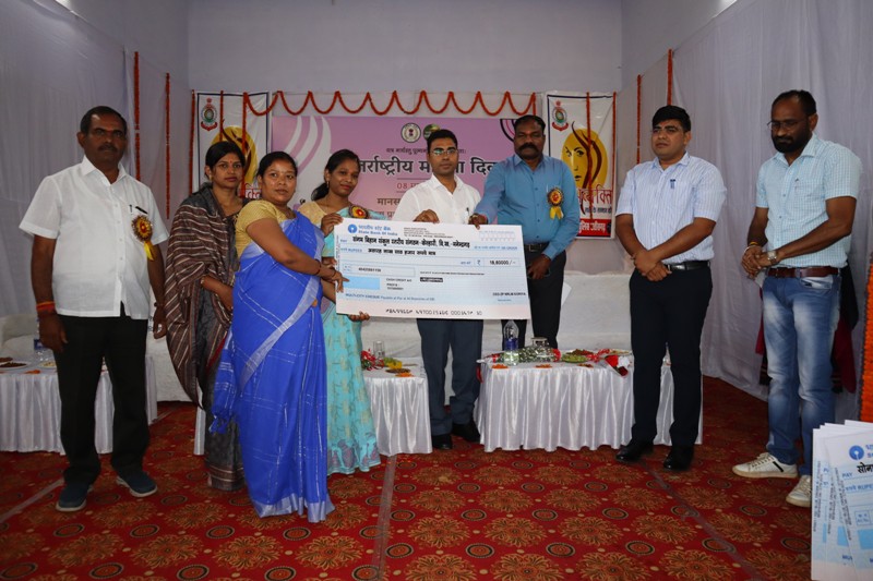 कार्यक्रम में विभिन्न गतिविधियों में विजेता महिलाओं को पुरस्कार, समूहों की महिलाओं को ऋण राशि चेक, और ऋण माफी प्रमाण पत्र और टेबलेट वितरण