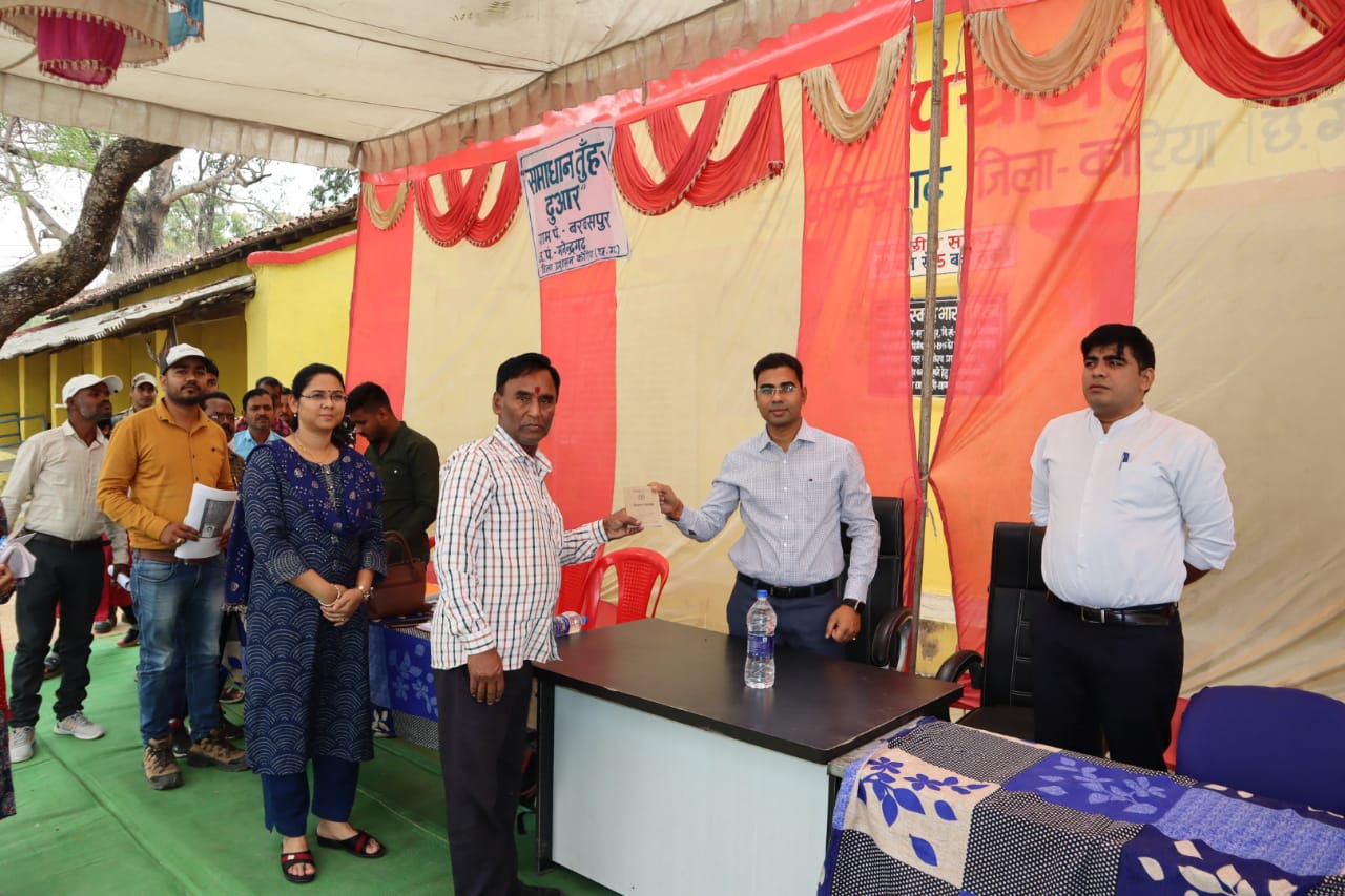 समाधान तुंहर दुआर शिविर: कलेक्टर कुलदीप शर्मा पहुंचे बरबसपुर और परसगढ़ी के शिविर में, लोगों के साथ किया संवाद