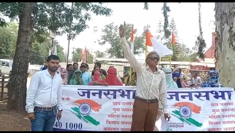 ज़िला श्रम अधिकारी कार्यालय का घेराव : कर्मचारियों को अनिवार्य साप्ताहिक अवकाश के लिए जनसभा ने सौंपा ज्ञापन*