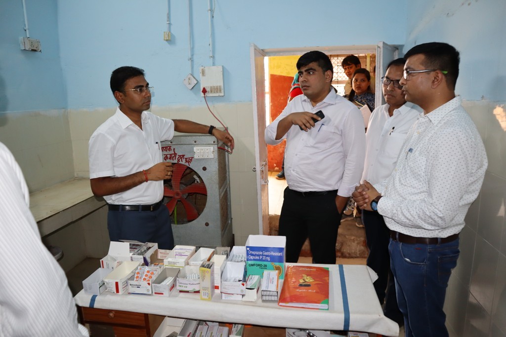 सीएचसी सोनहत में पहुंचे कलेक्टर ने ओपीडी पर्ची और दवा स्टॉक व्यवस्था को पूर्णत ऑनलाइन करने के दिए निर्देश