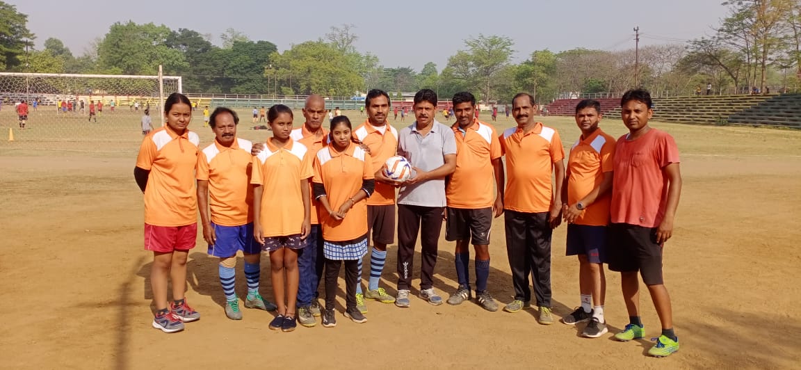 रेलवे पार्षद व जिला फुटबाल संघ के कार्यकारी अध्यक्ष अजय यादव के द्वारा नगर निगम जेसीबी मशीन से मैदान को कराया गया बराबर... रेती से भरकर लॉग जंप हाई जंप के लिए मैदान को किया गया तैयार...