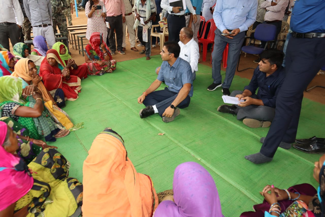 बहरासी स्कूल परिसर में कलेक्टर ने लगाई चौपाल, काम में लापरवाही की शिकायत, पटवारी को निलंबित करने के निर्देश 