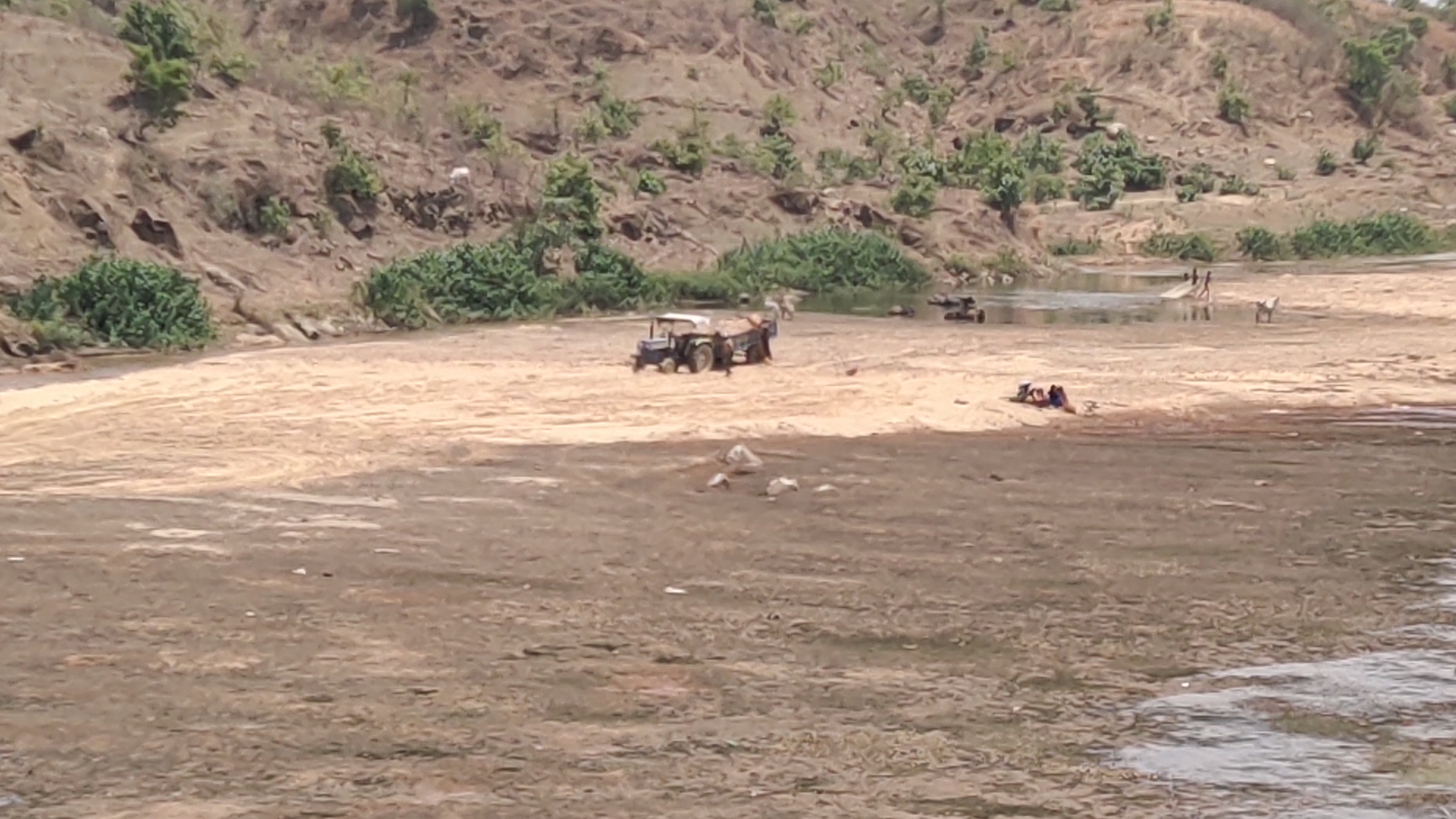 मनेंद्रगढ़ चैनपुर पूल के निचे अवैध रूप से रेत उत्खनन जोरों पर अधिकारी मौन