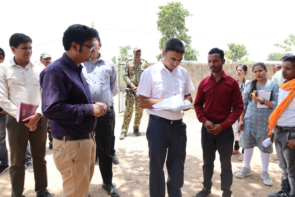 ग्राम पंचायत मुरमा में शासकीय उचित मूल्य दुकान का कलेक्टर ने किया निरीक्षण, काम में लापरवाही की शिकायत पर पीडीएस संचालक को नोटिस देने के निर्देश