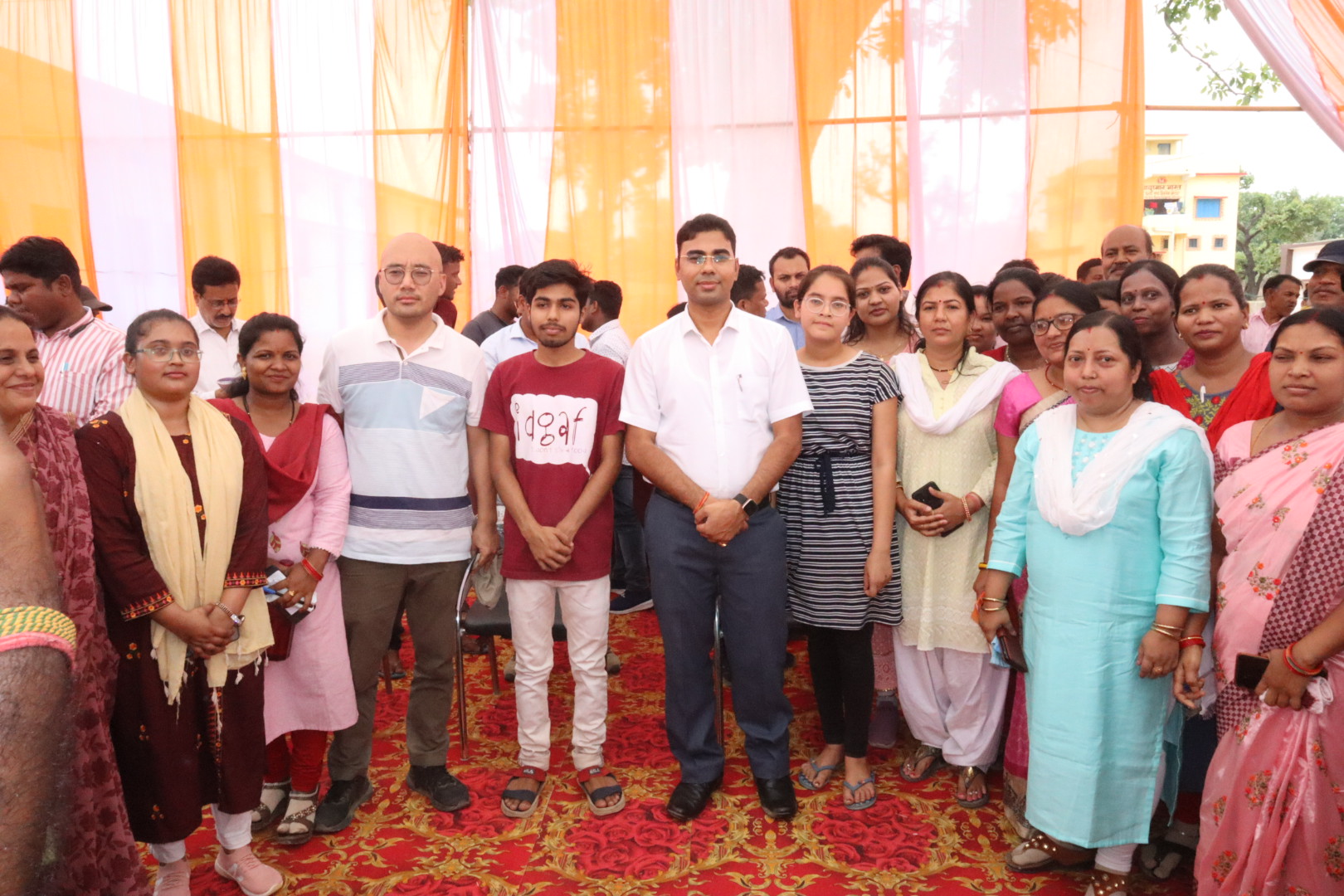 बिशुनपुर में लगी जनचौपाल, लोगों के बीच पहुंचे कलेक्टर, शासन की विभिन्न महत्वपूर्ण योजनाओं के गांव में क्रियान्वयन पर लोगों से लिया फीडबैक&rsquo;