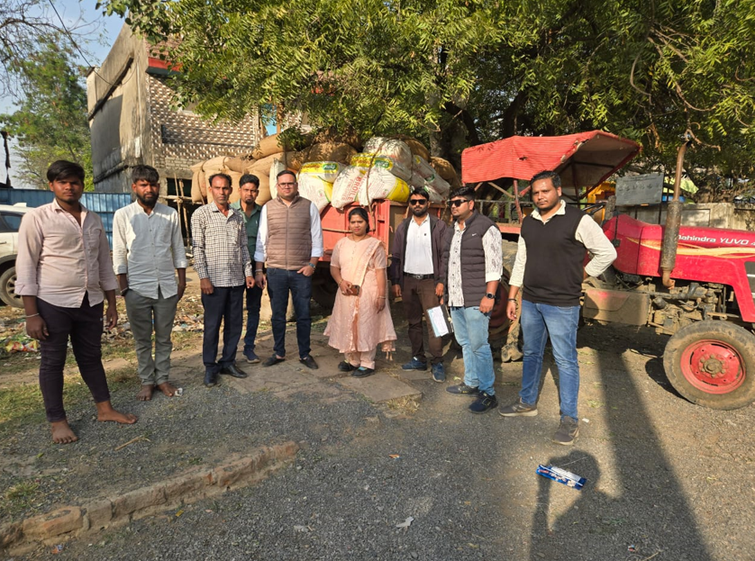 बिल्हा से धान खपाने टिकारी ले जा रहे दो ट्रैक्टर पकड़ाए वाहन सहित 224 बोरी धान जब्त