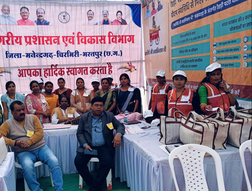 प्रधानमंत्री स्वनिधि से समृद्धि की और बढ़ते कदम पथ विक्रेताओं के परिवारों को महत्वाकांक्षी योजनाओं का मिल रहा विशेष लाभ