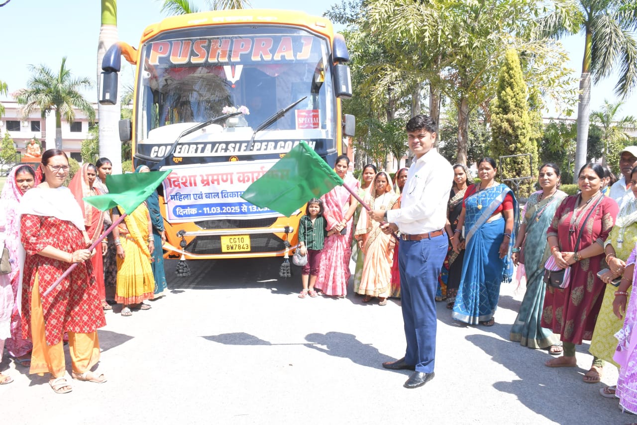 स्व-सहायता समूह की महिलाओं का एक्सपोजर विजिट, कलेक्टर ने दिखाई हरी झंडी महिलाएं करेंगी मध्यप्रदेश के डिंडौरी में सफल उद्यमों का अवलोकन