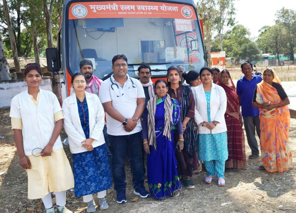 मोबाईल मेडिकल यूनिट से स्वच्छता दीदीयों का किया गया स्वास्थ्य परीक्षण