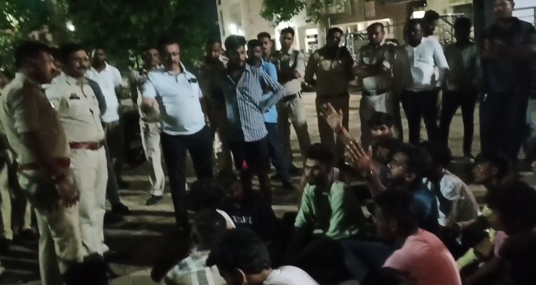 एनएसयूआई का कोतवाली थाना में अर्धनग्न प्रदर्शन