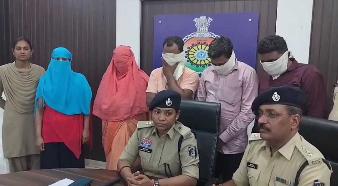 स्पा सेंटर हो रहा देहव्यापार पुलिस का पड़ा छापा