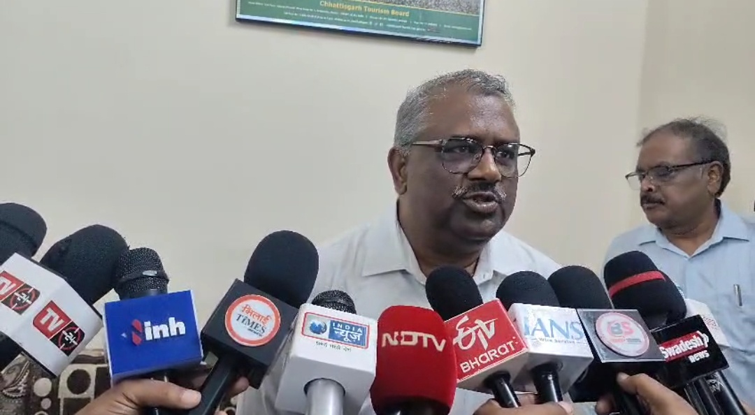 दक्षिण पूर्व मध्य रेलवे के महाप्रबंधक तरुण प्रकाश ने आज दुर्ग रेलवे स्टेशन का लगभग तीन घंटे तक निरीक्षण किया