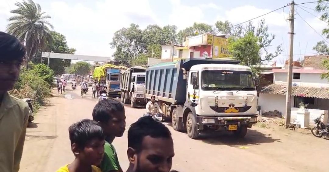 कार्रवाही के विरोध में ट्रैक्टर यूनियन का चक्का जाम प्रशासन ने हटाया